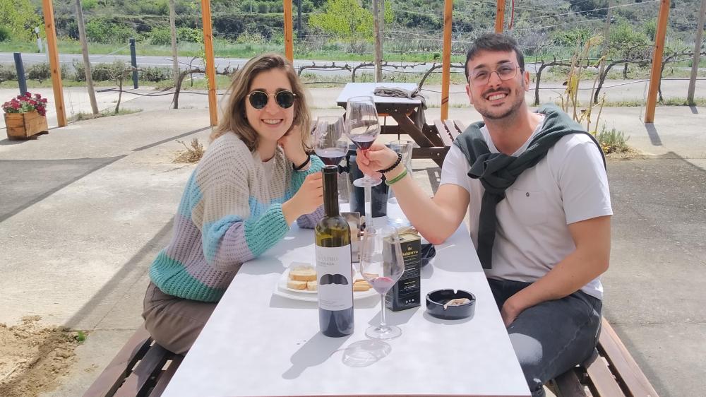 pareja degustando un vino en una terraza